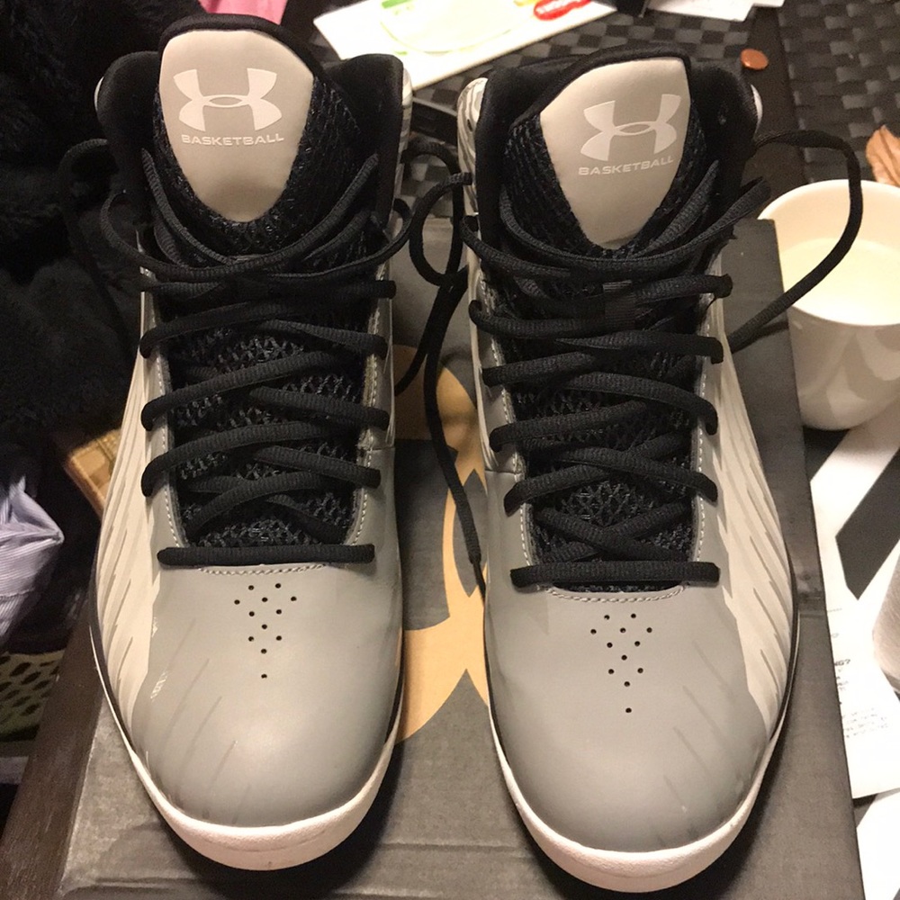 Under Armour men’s basketball sneaker size…